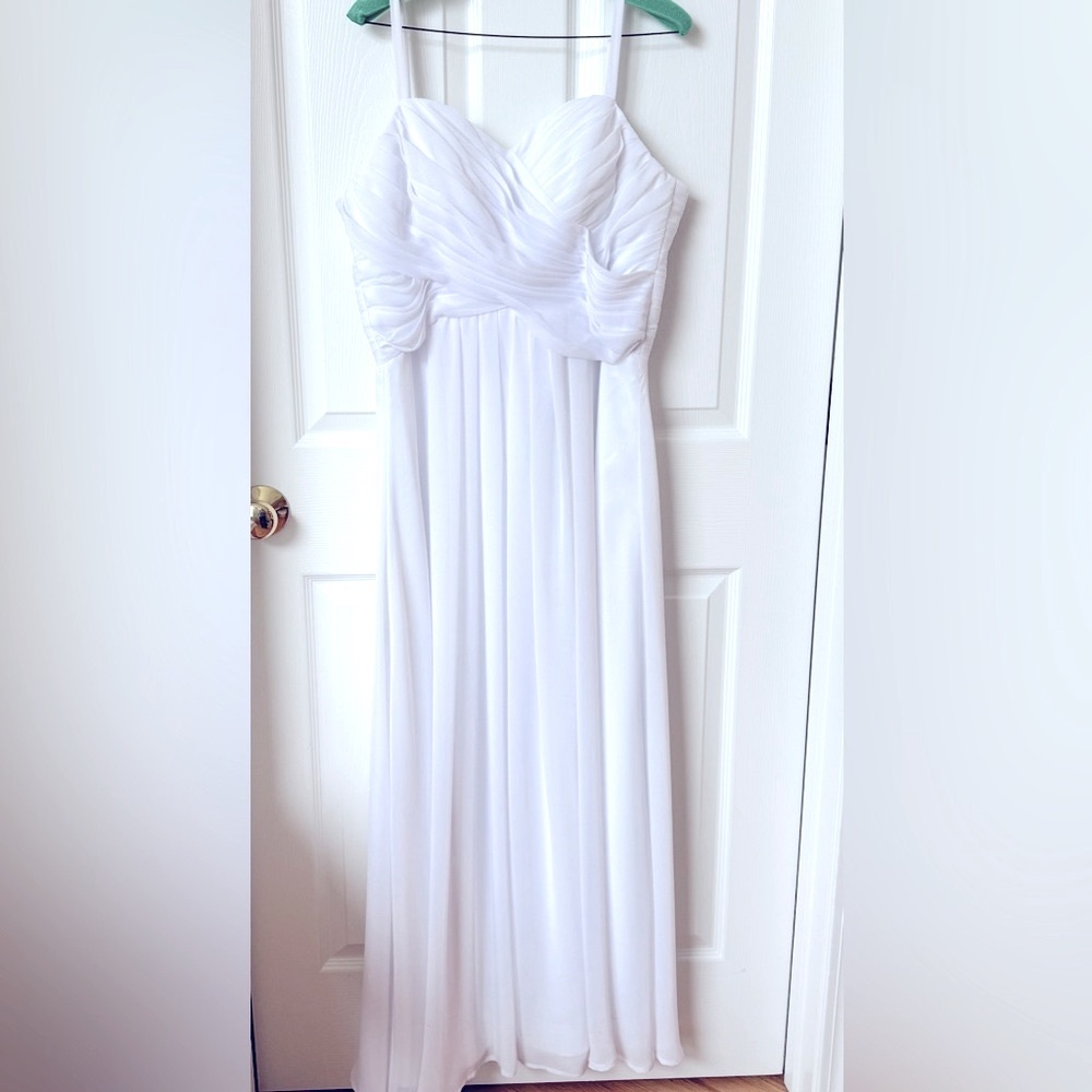 Elegant White Sleeveless Wedding Gown